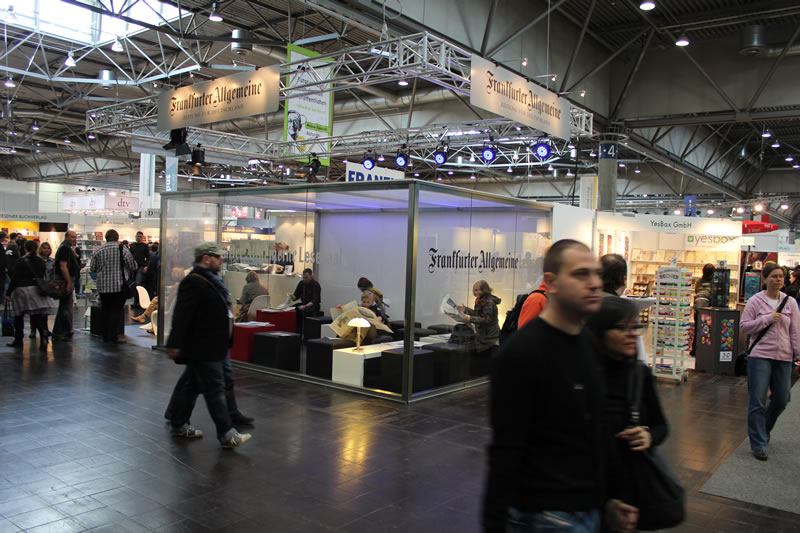 Projektname: FAZ Stand Buchmesse Leipzig | Auftraggeber: Frankfurter Allgemeine Zeitung GmbH | Leistungen: Standbau, Licht und Ton | Foto: © Trollwerk