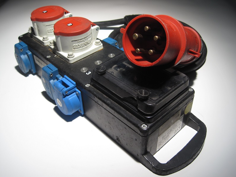 Stromverteiler CEE 32A 5-Pol 2x 16A 6x Schuko FI